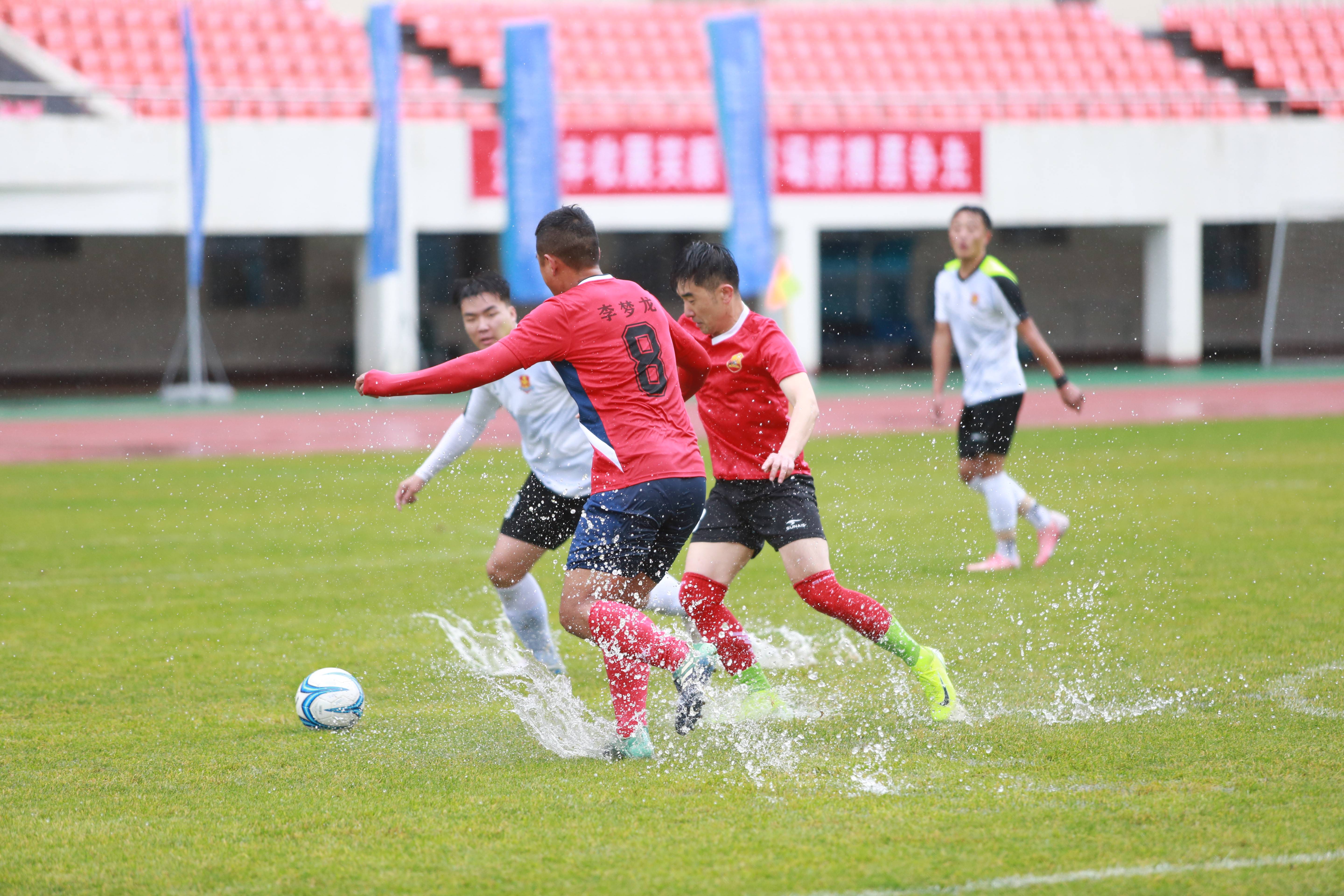 多米APP下载-足球赛场上,球员奔跑,抢断,相互配合